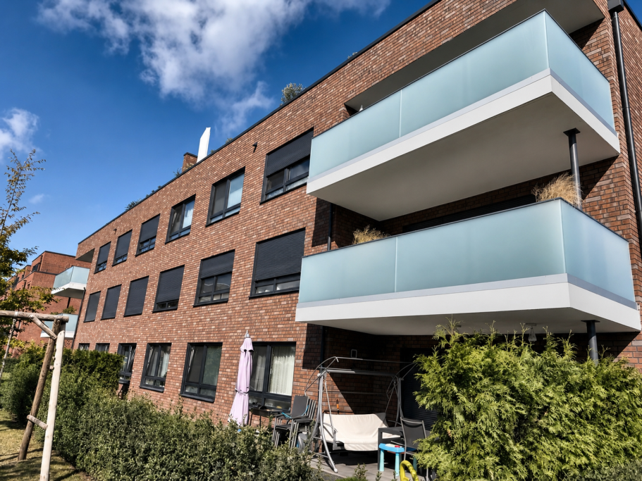 Anthrazitfarbene Fenster an moderner Hausfassade