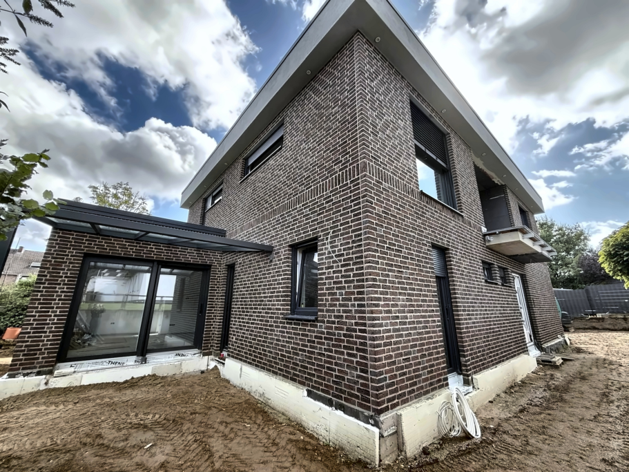 Neubau mit anthrazitfarbenen Fenstern und Haustür
