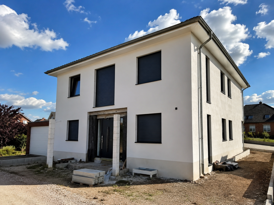 Hausfassade mit hochwertigen Fensterlösungen