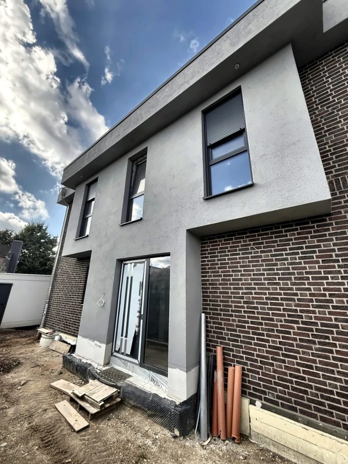 Neubau mit anthrazitfarbenen Fenstern und Haustür